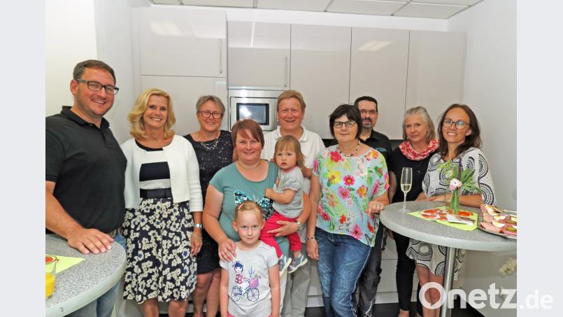 Die Schwangerschaftsberatung Donum Vitae dankt den Spendern der neuen Küche mit einer kleinen Feier. rdo