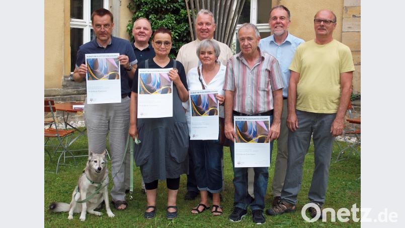 Zu einer Vorbesprechung für die diesjährige Kunstausstellung haben sich Klosterinnenhof (von links) Uwe Könnemann-Nunold, Klosterdirektor Pater Christian Liebenstein, Beatrice Nunold, Bürgermeister Markus Dollacker, Margot Babl, Kurt Hügelschäffer, Wolfgang Fertsch und Siegfried Link getroffen. sön