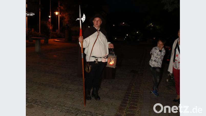 Mit dem Nachtwächter ging es auf seinem Rundgang durch die Straßen der Stadt. njn