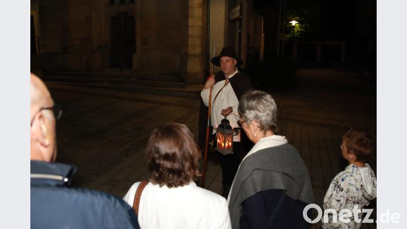 Mit dem Nachtwächter ging es auf seinem Rundgang durch die Straßen der Stadt. njn