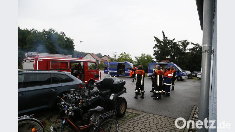 Die Einsatzkräfte treffen sich nach dem Einsatz am Feuerwehrhaus Steinberg. Hösamer