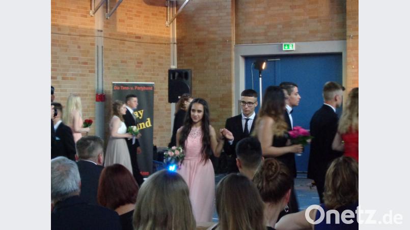 Die jungen Erwachsenen der Mittelschulen Pressath, Grafenwöhr und Eschenbach zeigen beim Abschlussball ihr tänzerisches Können. nn
