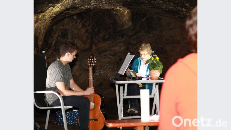 Die Autorin Christa Vogl (rechts) las aus ihren Büchern. Ihr Sohn Lukas Vogl (links) begleitete die Buchlesung musikalisch an der Gitarre. Neumann, Jochen [NJN] (<a href=