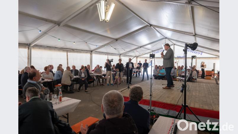 Bürgermeister Stefan Braun spricht im Festzelt. exb