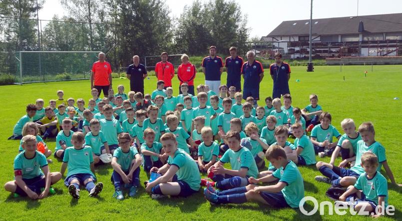 Die Teilnehmer der Fußballschule mit Hans Dorfner (hinten, 2. von links) und Vertretern der Sportfreunde. exb