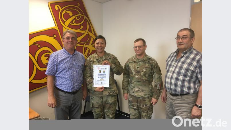 RK-Vorsitzender Norbert Bücherl (links) überreicht an CSM Muriel MacDonald (rechts daneben) die Urkunde der Kreisgruppe Oberpfalz-Mitte. Weiterhin gratulierten LtCol Jonathan Meisel (2.v.r.) und Gerhard Lindthaler nbu