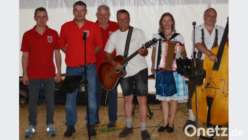Zum Auftakt des Feuerwehrfestes spielt das „Basalttrio“ mit Klaus Kuschel, Barbara Reichl und Reinhard Hauer (von rechts) im Festzelt auf. Kommandant Robert Maier, Vorsitzender Andreas Wittmann, ehemaliger Vorsitzender Josef Pamler (von links) und ihre Helfer hatten alles bestens vorbereitet. Schmola