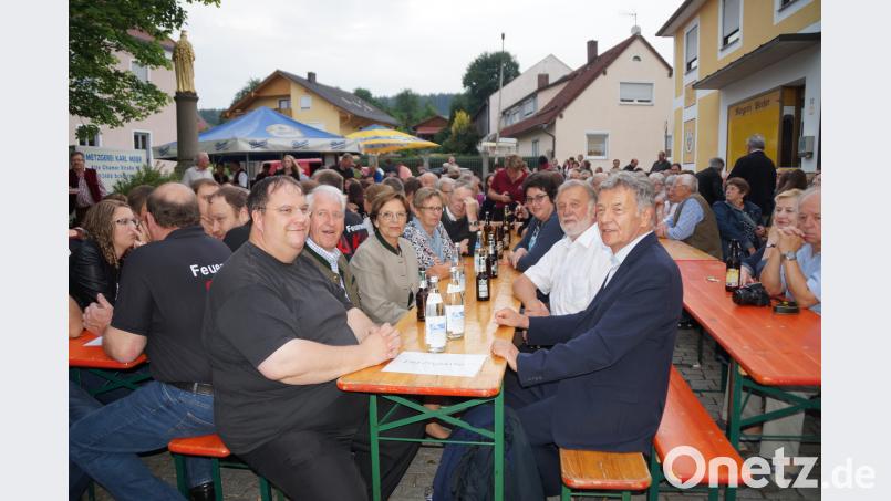 Die Schirmherrn Bürgermeister Johann Graßl (zweiter von rechts)und Pfarrer Markus Urban (links) freuten sich neben den vielen Gästen mit Staatsministerin a. D. Emilia Müller (dritte von links) und stellvertretendem Landrat  Joachim Hanisch (rechts) auch weiter angereiste Gäste begrüßen zu können weu