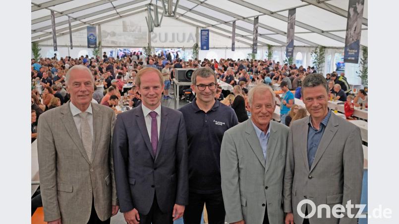 Stellvertretender Landrat Arnold Kimmerl (von links) und  Bürgermeister Konrad Kiener gratulierten der Flachglas zum Jubiläum. Geschäftsführer  Roland Meier freute sich, dass auch Aufsichtsratsvorsitzender Dr. Hans Nuißl und der Aufsichtsratsvorsitzende von Pilkington, Dr. Christian Quennet gekommen waren. Flachglas twi