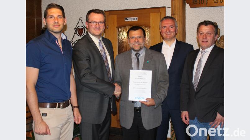 Günter Koller (Mitte) erhielt von Patrick Fröhlich (Zweiter von links) für seine Verdienste für die CSU die Ehrenraute der Partei sowie den Ehrenvorsitz überreicht. Auch Arbeitskreisvorsitzender Florian Bart (links), MdL Harald Schwartz (Zweiter von rechts) sowie CSU-Fraktionsvorsitzender Stefan Morgenschweis (rechts) beglückwünschten Koller. Bild: exb