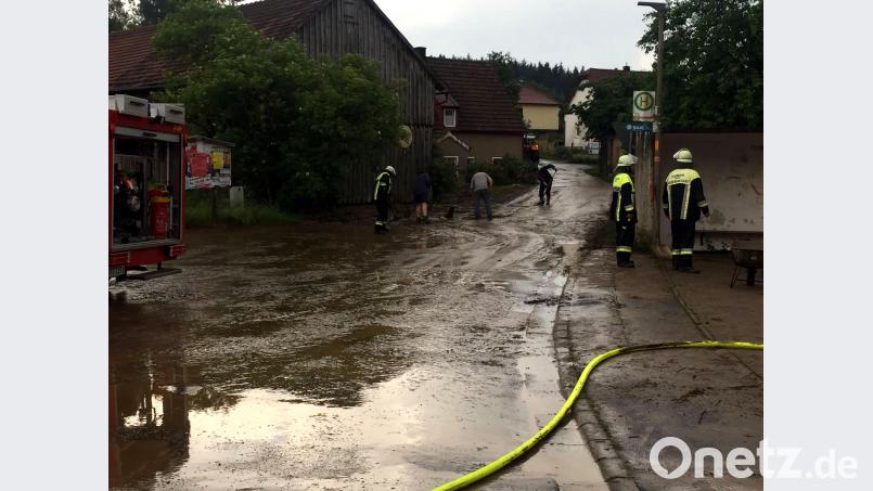 Die Wassermassen schwemmten auch Schlamm und Geröll an. Auch Anwohner packten gemeinsam mit den Feuerwehreinsatzkräften an. Feuerwehr Neusorg