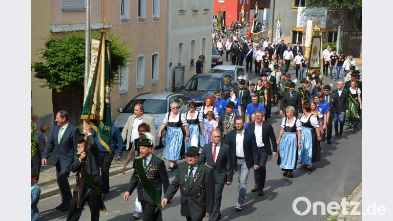 Angeführt von der Blaskapelle Konnersreuth und den Concordia-Schützen bewegte sich am Sonntagvormittag ein stattlicher Schützenfestzug durch die Straßen der Marktgemeinde. jr