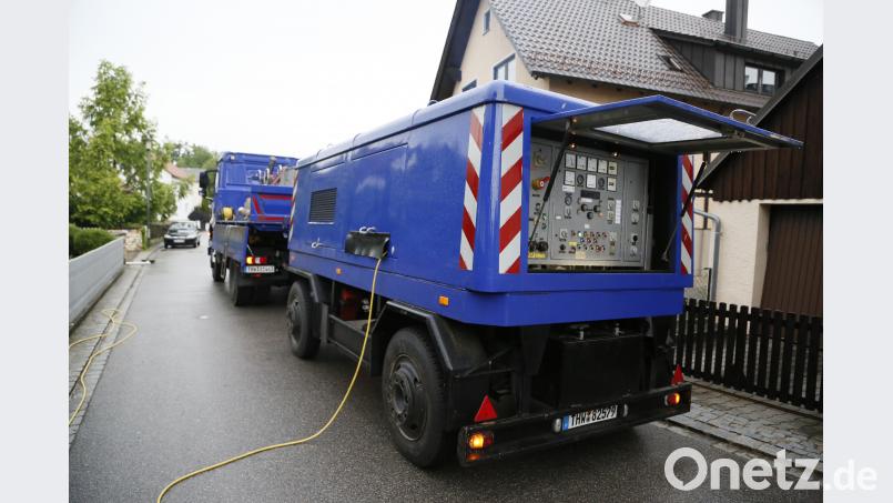 Das Technische Hilfswerk rückte an, pumpte ebenfalls Keller leer. Hösamer