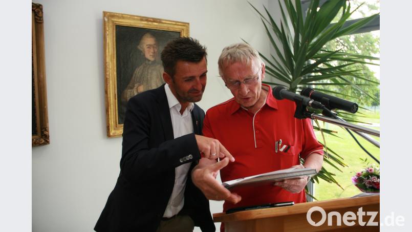 Ernst Tippmann (rechts) gratulierte Michael Köllner mit einem Heimatbuch im Namen des Naturparks Steinwald. wro