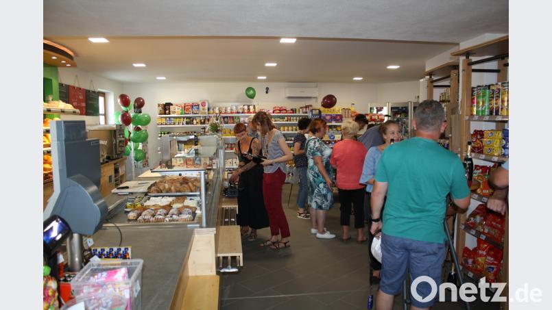 "Das ist ja wie ein kleiner Supermarkt": Überrascht waren viele Besucher von dem vielseitigen Sortiment des Schwarzenbacher Dorfladens. bjp