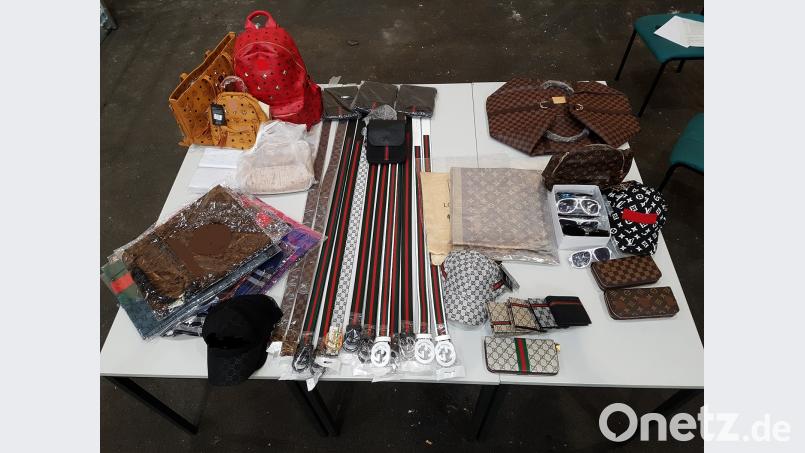 Die Beamten stellten unter anderem gefälschte Markenartikel sicher. Bundeszollverwaltung