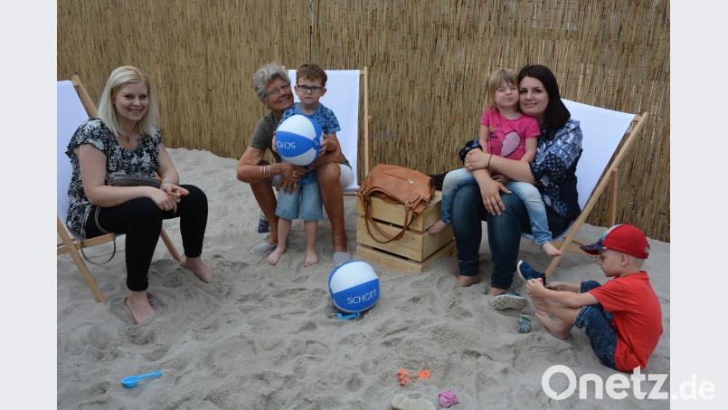 Diese Besucher machten es sich auf der Sandfläche bei der Cocktailbar gemütlich. jr