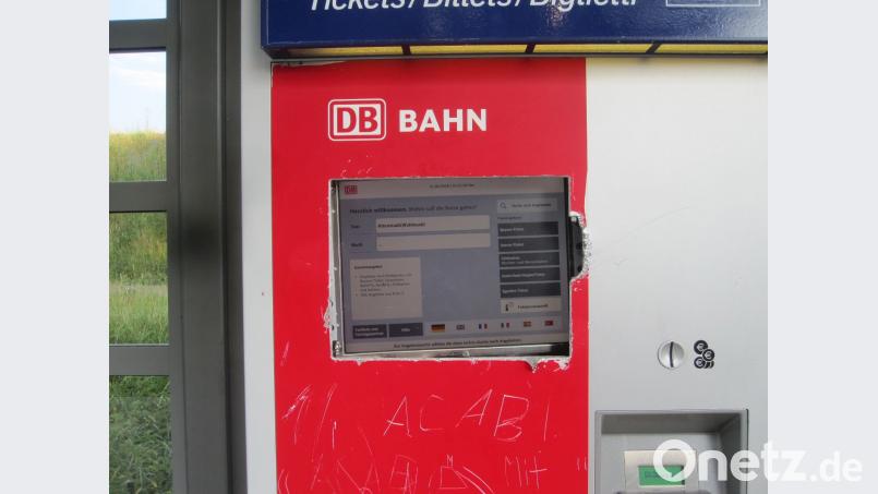 Der Fahrkartenautomat ist starkt beschädigt und kann derzeit nicht benutzt werden. exb/Bundespolizei Waidhaus