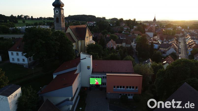 Was für eine Kulisse: Mit Floß im Hintergrund thront die neue LED-Wand vor dem Rathauseingang. omu