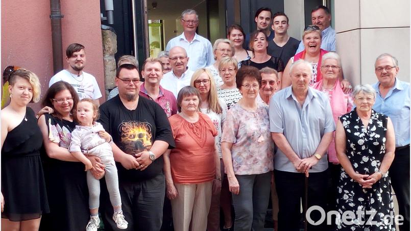 Zahlreiche Gratulanten gratulierten dem „Schreiner-Franz“ (vorne, Zweiter von rechts) zum 80. Geburtstag. Unter ihnen waren natürlich die Verwandten mit Ehefrau Erika an der Spitze (links daneben) sowie die Bürgermeister Werner Roder (hinterste Reihe, links) und Gerhard Löckler (rechts), der auch sein Schwager ist. lgc