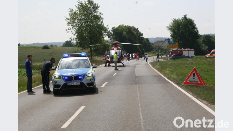 Eine Autofahrerin übersieht bei Falkenberg beim Abbiegen einen Motorradfahrer. Er musste mit dem Rettungshubschrauber ins Krankenhaus geflogen werden. wro