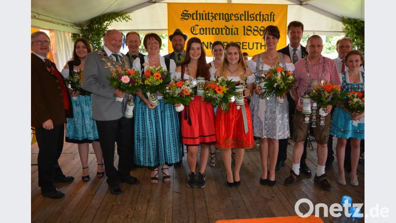 Der Stiftlandgau kürte am Sonntagnachmittag in Konnersreuth die neuen Gauschützenkönige (erste Reihe) und dankte gleichzeitig den scheidenden Königen. Unser Bild zeigt (von links) stellvertretenden Bezirksschützenmeister Dieter Beer, Julia Gmeiner, Bernhard Friedl, Günter Bauer, Bettina Gmeiner, Martin Zölch, Vanessa Rögner, Cornelia Gmeiner, Sarah Weiß, Nicole Beer, Gauschützenmeister Manfred Zölch, Bernhard Weber, Bürgermeister Max Bindl und Nele Haberkorn. jr