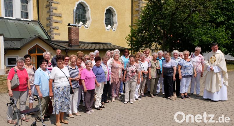 Beim Besuch des Wiesauer Frauenbundes in Floß darf ein Erinnerungsbild mit Pfarrer Max Früchtl nicht fehlen. le