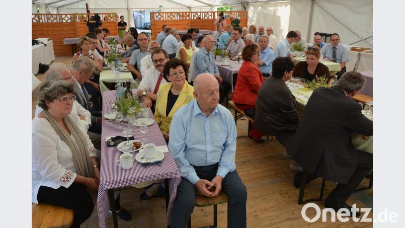 Viele geladene Gäste waren zum Festakt  ins Festzelt gekommen. jr