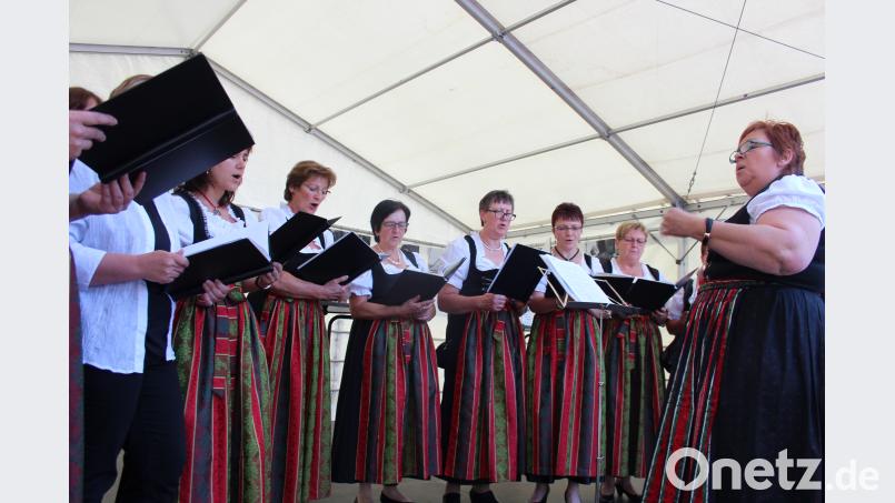 Zur Eröffnung singt ein Chor der Landfrauen. stg