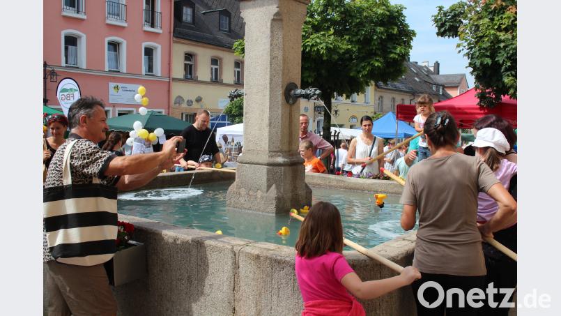 Das Entenangeln am Stadtbrunnen steht vor allem bei den Kindern hoch im Kurs. stg