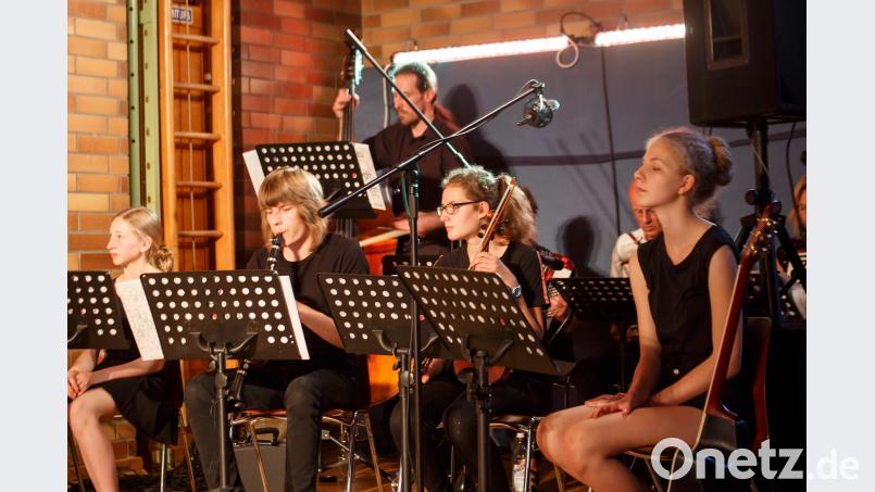 Die Band begleitet den Mittelchor durch das Singspiel. sus