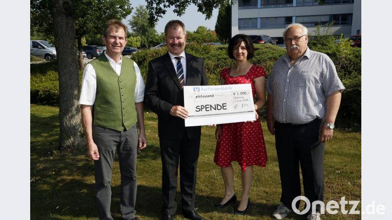 Der Vorstandssprecher der Raiffeisenbank im Naabtal, Bernhard Werner (Zweiter von links) übergibt den symbolischen Scheck an Kreisbäuerin Sabine Schindler. (Zweite von rechts). Bauernverbands-Kreisobmann Josef Irlbacher (links) und KDBH-Vorsitzender Robert Ferstl (rechts) freuen sich mit.. Hösamer
