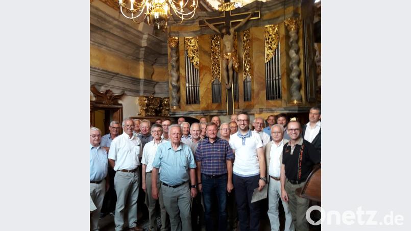 In der Klosterkirche der Benediktiner in Weltenburg gestalteten  die Sänger des Bergchores  auf Einladung von Abt Thomas Maria Freihart ein Konvent-Amt. Ungewohnt, aber eindrucksvoll war der Gesang vom Psallierchor hinter dem historisch-barocken Orgelprospekt. mab