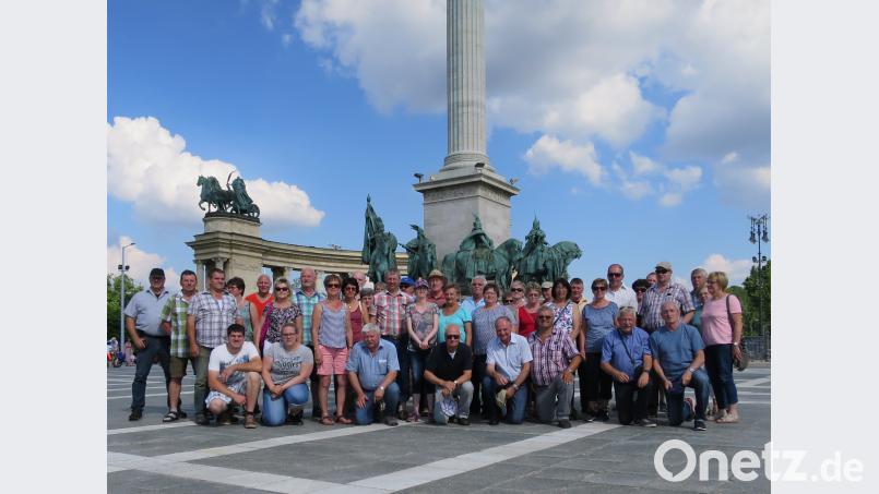 Die Ungarnfahrt der Krieger- und Soldatenkameradschaft Speinshart wurde für die Reiseteilnehmer zu einem einmaligen Erlebnis. Unser Bild zeigt die Reisegruppe am Heldenplatz in Budapest. do
