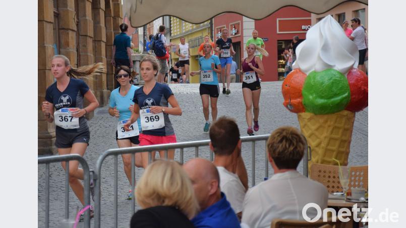 Die einen genießen ein Eis, die anderen die Strecke durch die Amberger Innenstadt. Am Samstag, 16. Juni, steht die Amberger Running Night auf dem Programm. Die ersten Läufe beginnen um 17.15 Uhr, der Hauptlauf um 20 Uhr. Start und Ziel sind am Marktplatz. bö