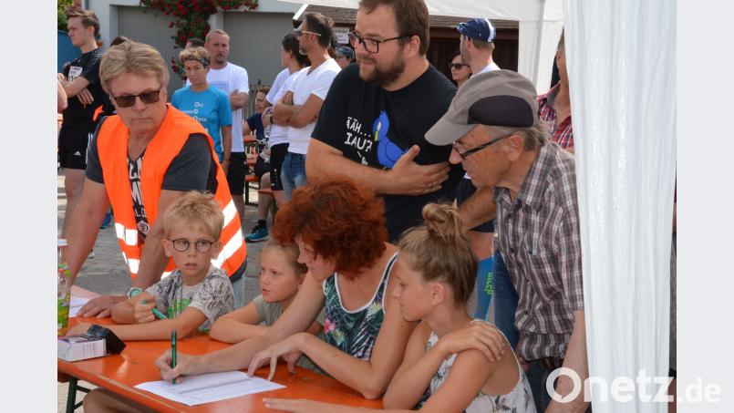 Exakt werden von den Helfern die Zeiten notiert. ga