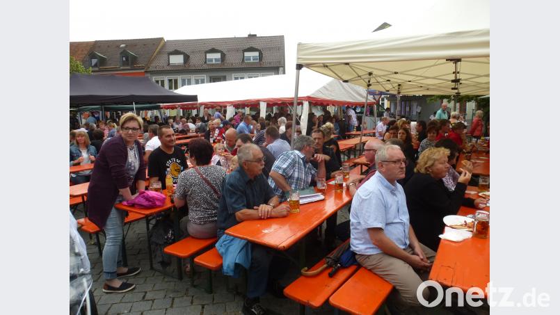 Auch in seiner neunten Auflage zeigte sich das Marktfest wieder als Publikumsmagnet. Zahlreiche Gäste nutzten die Gelegenheit, um am Marktplatz die Geselligkeit zu pflegen. mad