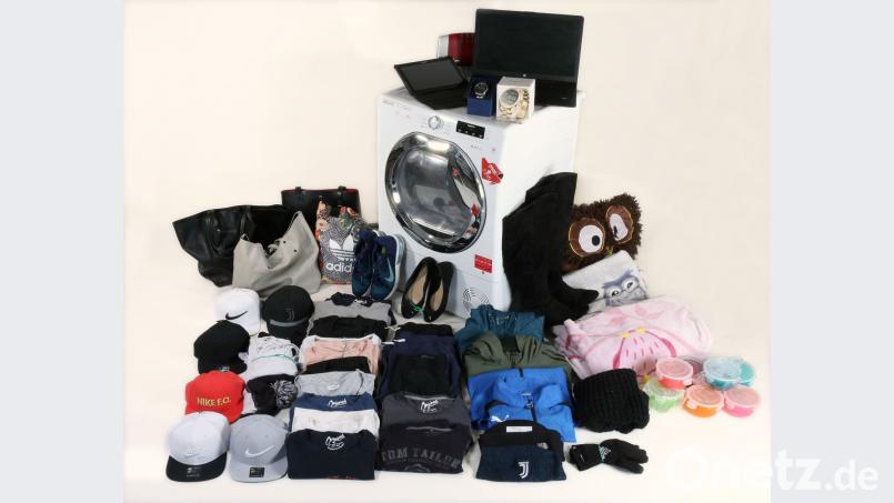 Die Polizei stellte diese Ware bei einem betrügerischen Ehepaar sicher. Polizeipräsidium Oberfranken