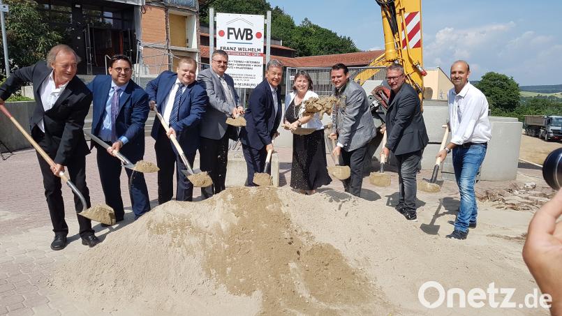 Jede Menge Prominenz beim Spatenstich an der Burglengenfelder Realschule (von links): Landtagsabgeordneter Franz Schindler, Ingenieur Fabian Biersack, Bürgermeister Thomas Gesche, Schulrektor Klaus Biersack, Landtagsabgeordneter Joachim Hanisch, Michaela Gottmeier vom Landratsamt, Landrat Thomas Ebeling, Architekt Alfred Popp und Franz Wilhelm von der Baufirma. Dotzler, Christopher [DOZ] (christopher.dotzler@oberpfalzmedien.de)
