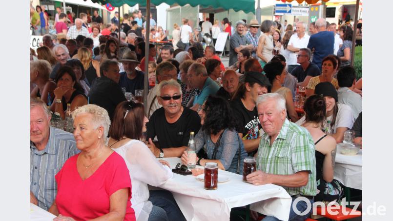 Der Marktplatz der Kreisstadt war am Sonntag Ziel  Tausender Besucher. Bei herrlichem Wetter wurde bis in den späten Abend hinein gefeiert. kro