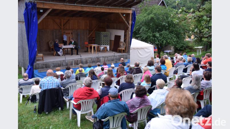 Gegen allen Erwartungen war das Wetter bei der Jubiläumsaufführung des Bauerntheaters im Pfarrgarten zufriedenstellend WKU