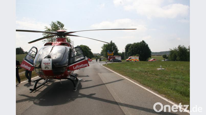 Eine Autofahrerin übersieht bei Falkenberg beim Abbiegen einen Motorradfahrer. Er musste mit dem Rettungshubschrauber ins Krankenhaus geflogen werden. wro