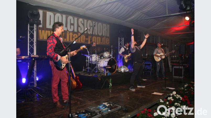 Mediterrane Ausgelassenheit auf der Bühne, gute Laune im gläsernen Konzertsaal: Rauf und runter spielte die Italo-Band „I Dolci Signori“ die einschlägig bekannten Songs aus dem Süden, die das Publikum begeistert mitgesungen hat. Robl, Werner