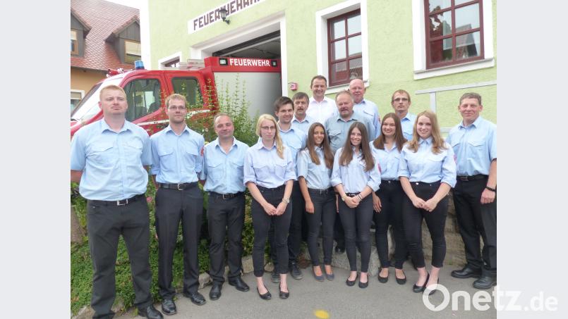 Kommandant Matthias Maier (links) Vorsitzender Johann Kellner (Sechster von links) und  Bürgermeister Anton Kappl (hinten) gratulierten und die Schiedsrichter Christian Demleitner (rechts) Dieter Malzer (hinten rechts) Günter Sommer (Vierter von rechts, zweite Reihe) überreichten die Abzeichen. sl