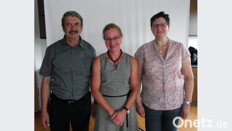 Der neue Vorsitzende der SHG Leukämie und Lymphome Heinz Jürgen Ströher und die stellvertretende Vorsitzende Elisabeth Höcht (rechts) dankten Dr. Claudia Niewenhuys für die neuesten Behandlungsmethoden ohne Chemotherapie. Bild: Dobmeier rdo