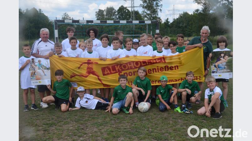Hans Forster und Franz Bäumler raten den Nachwuchs-Kickern des FC Weiden-Ost, sich auf ihren Sport zu konzentrieren und gänzlich auf den Genuss von Alkohol zu verzichten. Kunz