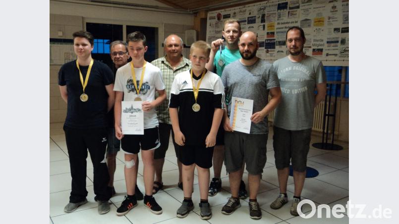 Für die erfolgreichen Kegler gab es Medaillen und Urkunden. ksi