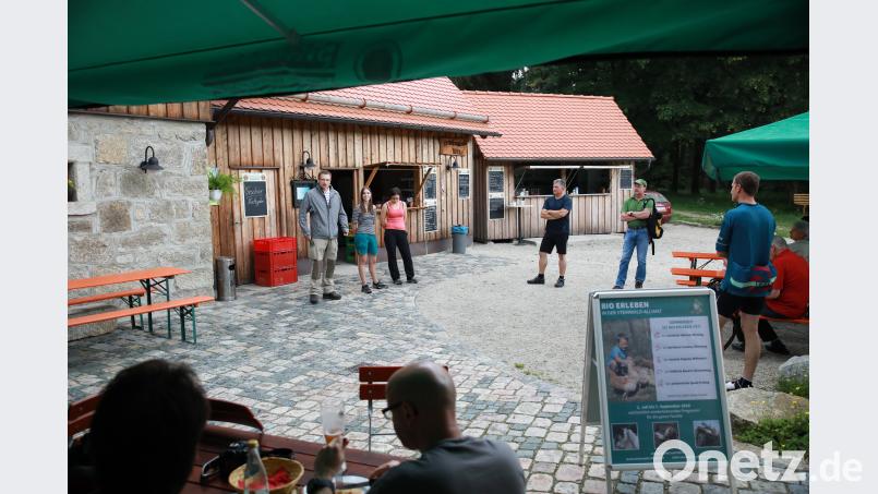 Am Waldhaus im Steinwald eröffnete der Geschäftsführer der Steinwald-Allianz, Martin Schmid (links stehend) die Veranstaltung "24 Stunden Steinwald erleben."