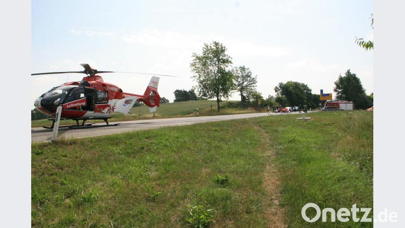Eine Autofahrerin übersieht bei Falkenberg beim Abbiegen einen Motorradfahrer. Er musste mit dem Rettungshubschrauber ins Krankenhaus geflogen werden. wro