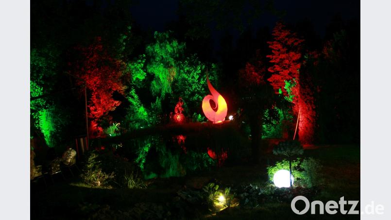 Farbenprächtige Bühnen- aber auch Parkstimmung draußen. Die Atmosphäre, gemeinsam mit der Italo-Band, begeisterte von Anfang an. Bild: wro Robl, Werner